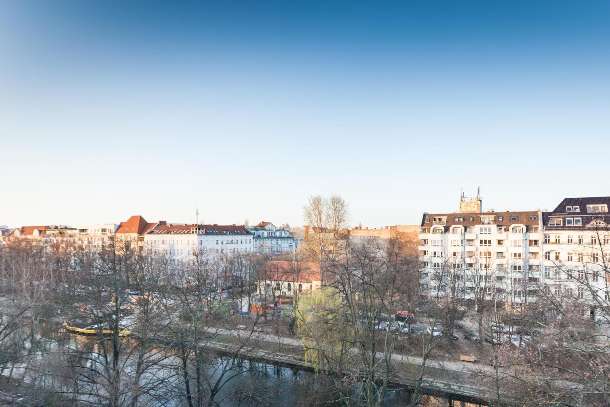 The Maybach - Rooftop Living Xberg, 1Br, 1 Living Room, Group & Family Friendly, 2 - 4 Guests — Photos 3